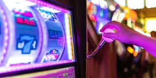 Notifikasi rilis baru di aplikasi mobile nirwana88 menampilkan permainan dealer langsung dan slot games terbaru
